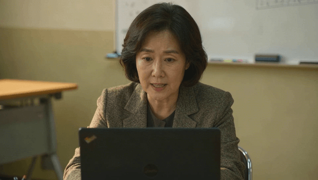 화이트보드 앞에서 노트북으로 설명하는 선생님