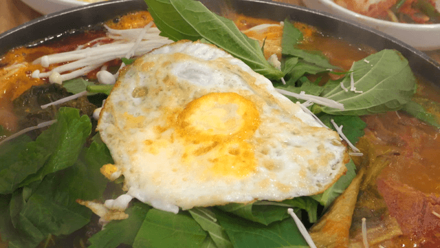 Outer leaves pork back-bone stew topped with fried egg