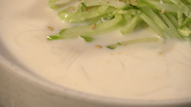 오이가 올려진 콩국수