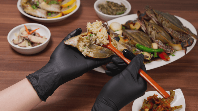 Rice mixed with soy sauce marinated crab shell