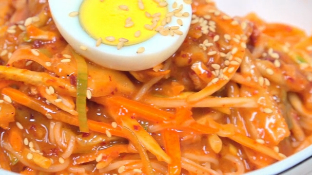 Spicy noodles with vegetables and egg