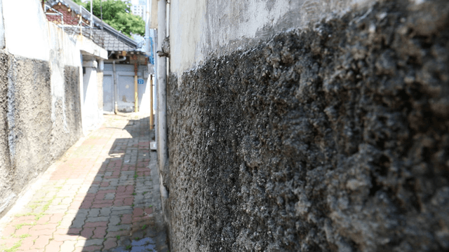 Narrow alley with uneven walls
