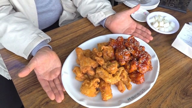 양념치킨과 후라이드 치킨이 담긴 접시