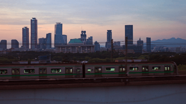 해질녘 다리를 건너는 기차