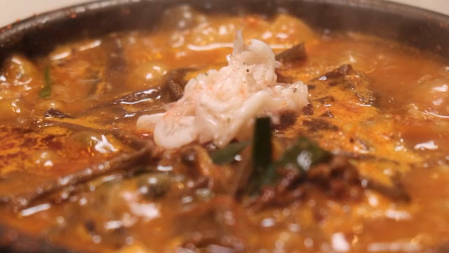 Salted shrimp added to boiling sundae soup with bracken fern