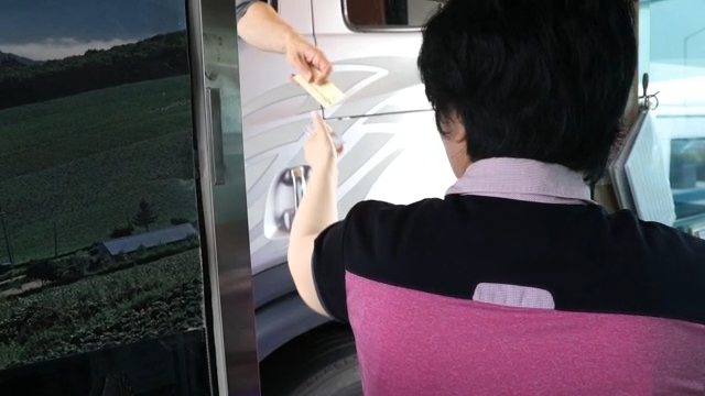 운전자와 소통하는 톨게이트 직원