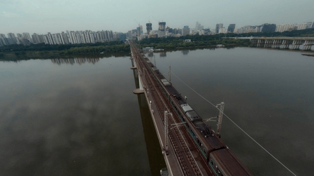고요한 강 위를 지나는 기차