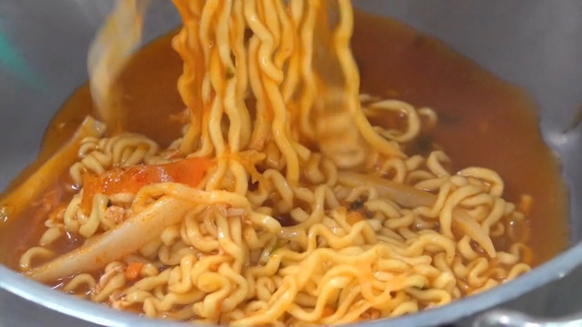 냄비에서 라면 끓이기