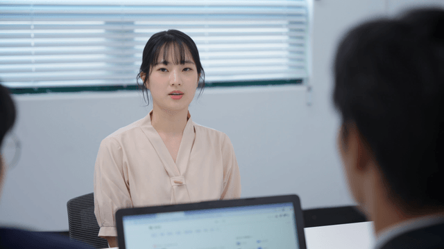 면접을 보는 여성