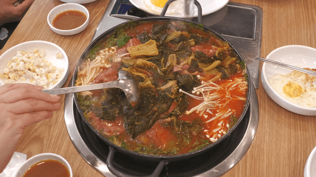 Outer leaves pork back-bone stew simmering with mushrooms