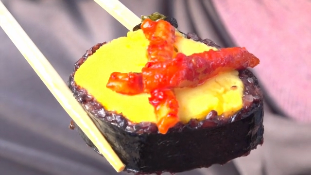 무말랭이가 올라간 한국 김밥