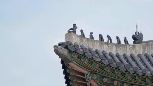 Traditional Korean roof with decorative figures