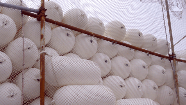 그물 뒤에 쌓인 큰 흰색 부표