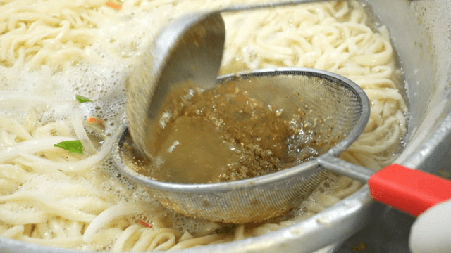 Adding perilla powder to a pot