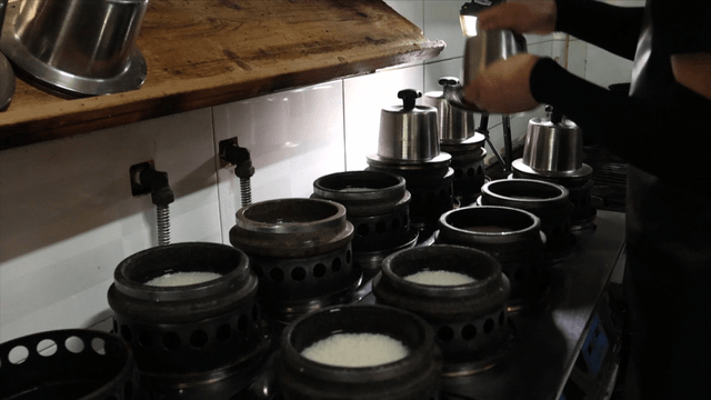 Hot stone pot rice placed in order on the stove