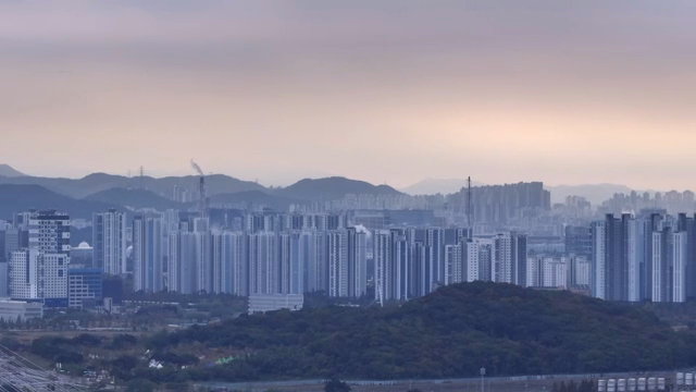 산을 배경으로 한 도시 스카이라인