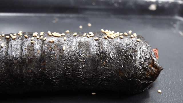 깨가 뿌려지고 김이 나는 김밥 모양 빵