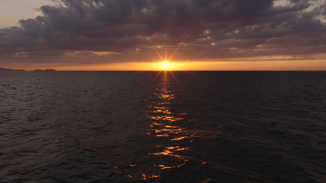 고요한 바다 수평선 위의 일몰