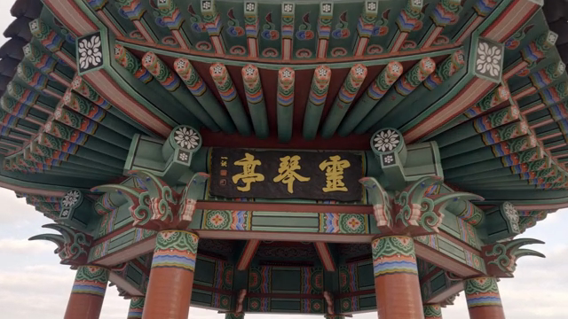 바다 옆 전통 한국 정자