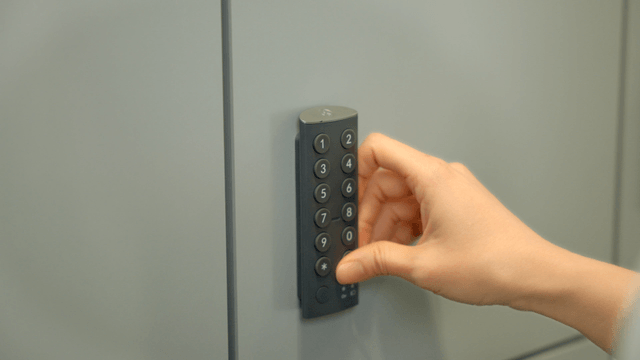 사물함 비밀번호를 입력하는 손