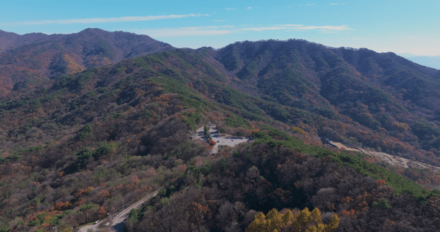 가을 산악 풍경의 항공 뷰