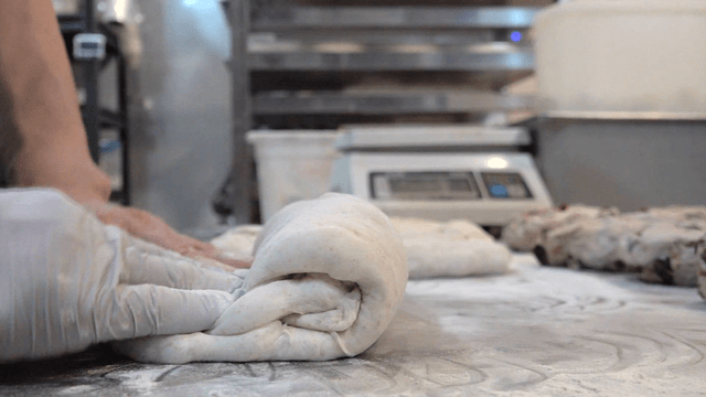 제빵소에서 반죽을 치대는 손