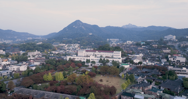 산을 배경으로 펼쳐진 조용한 마을 전경
