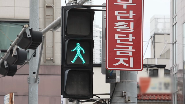 Traffic light changing at a intersection