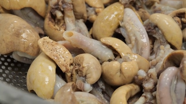 금속 채반에 담긴 장어 내장