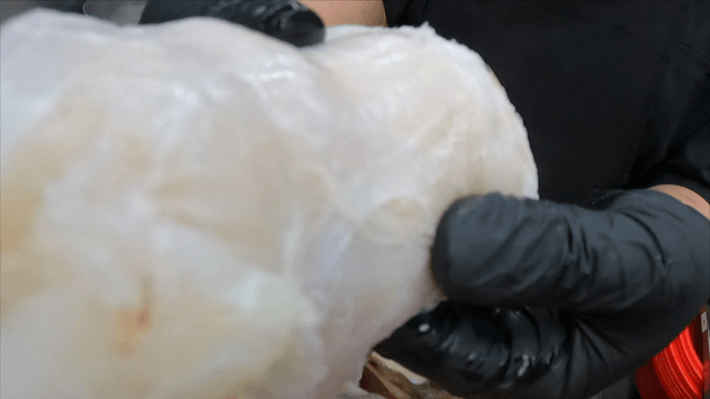 주방에서 손질 중인 신선한 대구