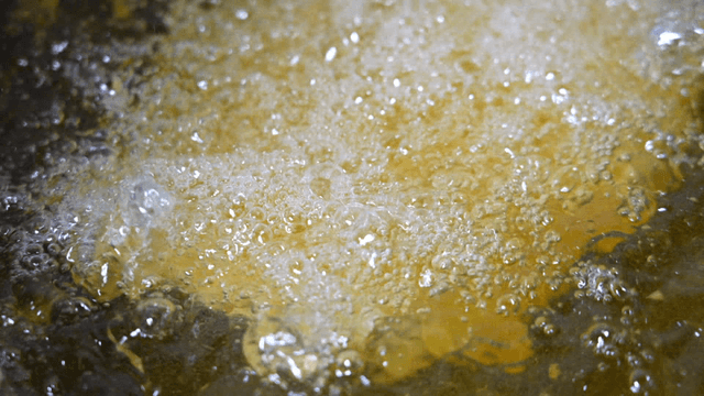 프라이팬에서 기름이 끓는 모습