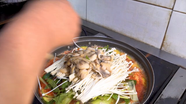 Scene of adding razor clams to a boiling pot