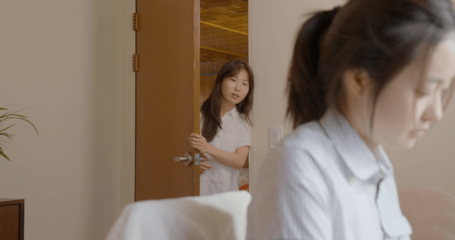실내에서 대화하는 두 소녀