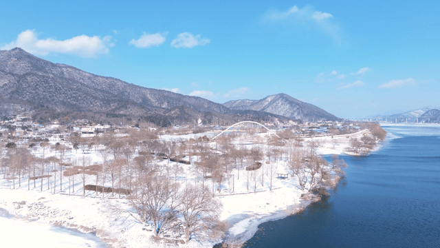 강가의 눈 덮인 풍경