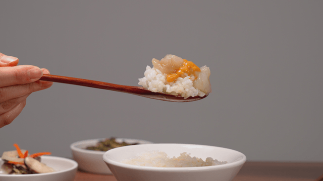 Spoonful of rice with marinated crab
