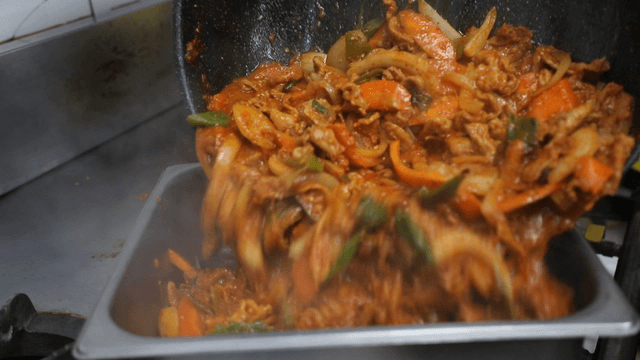 트레이에 담기는 매운 제육볶음 요리