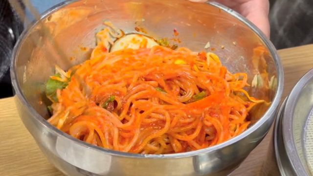 그릇에서 쫄면을 비비는 장면