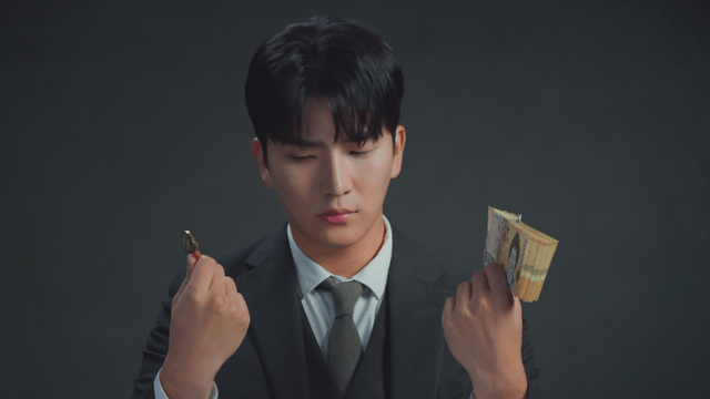 비트코인과 현금을 비교하는 남자