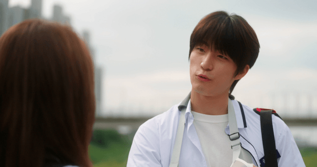 Male student with a cast talking with a schoolgirl