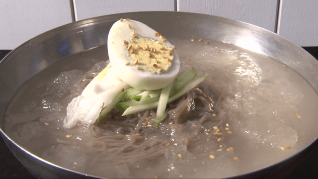 계란과 채소가 올려진 냉면