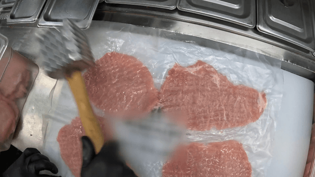 고기를 망치로 두드리는 장면