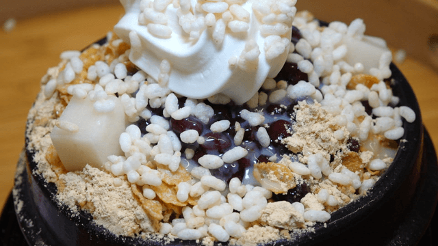 쌀튀밥과 아이스크림이 올라간 한국 디저트