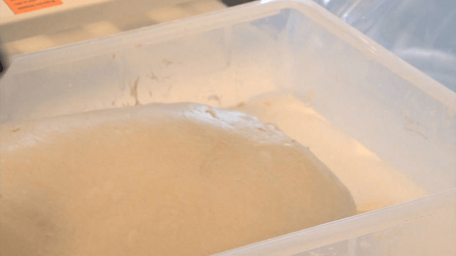 용기에서 찰진 반죽을 치대는 모습