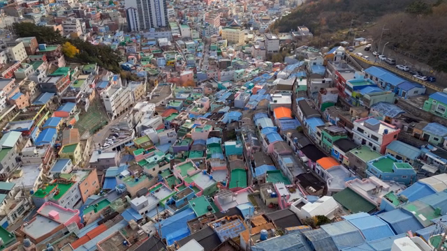 다채로운 색상의 언덕 마을