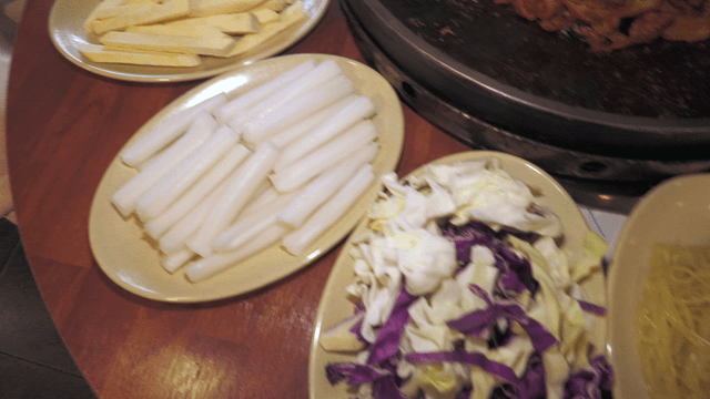 Stir-fried chicken served with various toppings