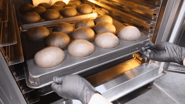 오븐에서 꺼내진 잘 구운 검은 빵