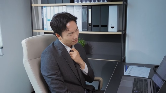 책상에서 깊은 생각에 잠긴 직장인