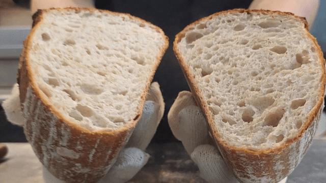 빵 칼로 갈라지는 뜨거운 갓 구운 빵