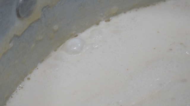 부드러운 수프가 부글부글 끓는 모습