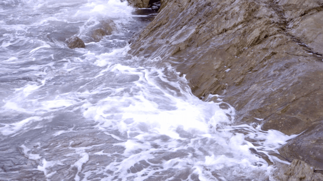 바위 해안에 부딪히는 파도